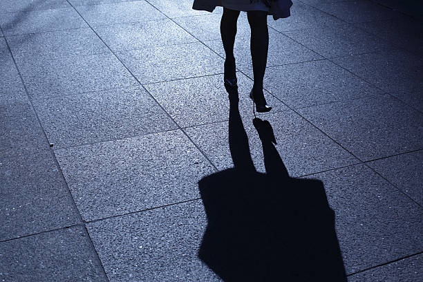 lone mujer caminando en la noche, las sombras de azul - focus on shadow shadow women silhouette fotografías e imágenes de stock
