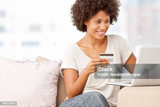 若い女性のショッピングオンライン - 1人のストックフォトや画像を多数ご用意 - 1人, 20代, eコマース