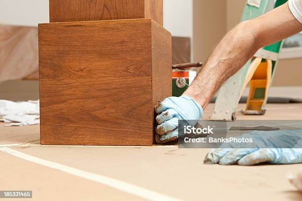 Imbianchino Staining Una Colonna Di Ciliegio - Fotografie stock e altre immagini di Legno di ciliegio - Legno di ciliegio, Mettersi lo smalto, Mordente