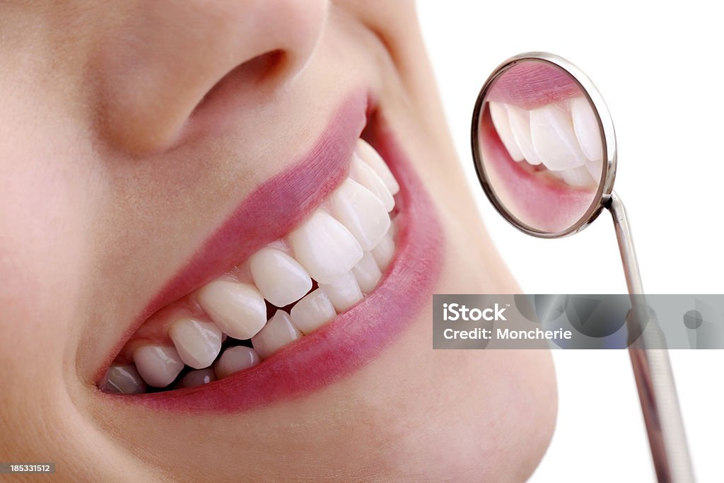 Schönes Lächeln mit Dental Spiegel - Lizenzfrei Lächeln Stock-Foto