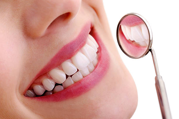 schönes lächeln mit dental spiegel - menschlicher zahn fotos stock-fotos und bilder