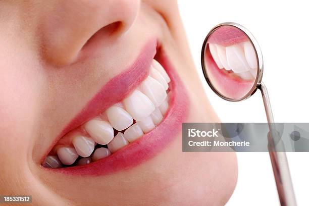 Schönes Lächeln Mit Dental Spiegel Stockfoto und mehr Bilder von Lächeln - Lächeln, Zahnpflege, Zahnaufhellung
