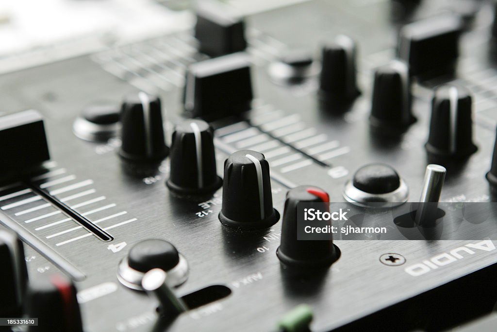 Equipamento de áudio com botões e sistema de som alavancas - Foto de stock de Barulho royalty-free