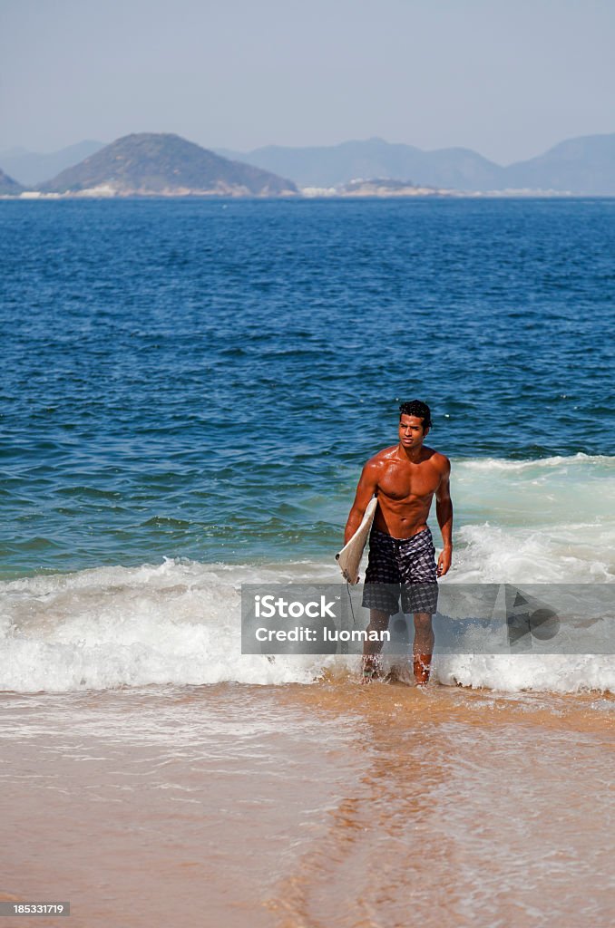 Surfista saindo do mar - Foto de stock de Andar royalty-free