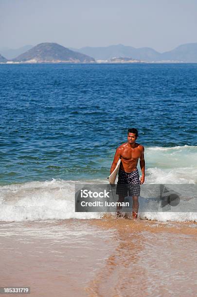 Foto de Surfista Saindo Do Mar e mais fotos de stock de Andar - Andar, Arrebentação, Atividade Recreativa