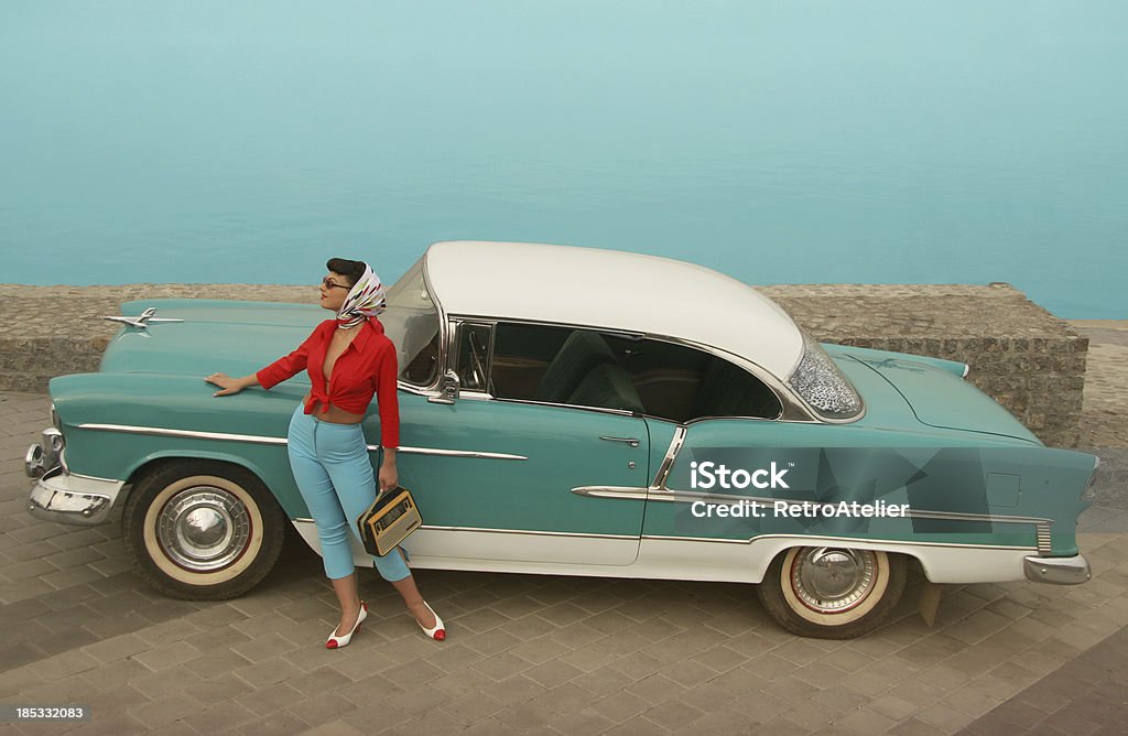 Hermosa Chica Pin-Up cerca del coche de época - Foto de stock de 1960-1969 libre de derechos