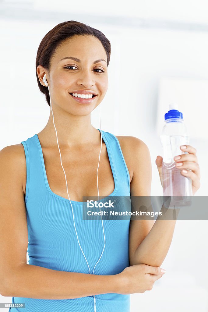 Mujer escucha música después de ejercicio - Foto de stock de 20 a 29 años libre de derechos