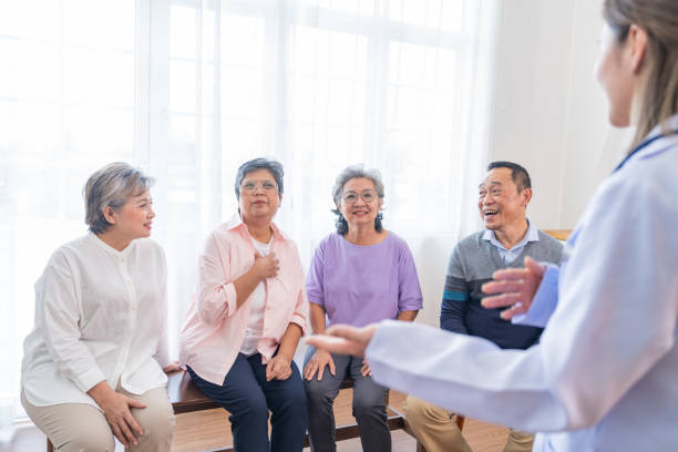 seniores femininos e masculinos sentados no banco. as pessoas mais velhas estão ouvindo e gostam de reunir grupos focais na sala de estar. alegres amigos idosos aposentados despreocupados desfrutando de relaxamento em quase casa. - senior adult human face male action - fotografias e filmes do acervo