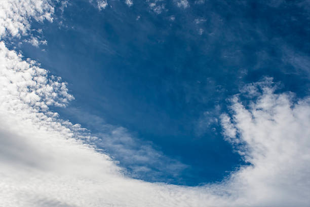 白い雲と青い空 - sky only pattern arrangement nature ストックフォトと画像