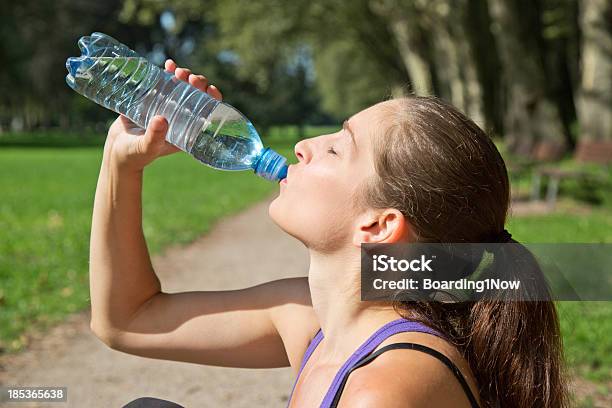 Affascinante Donna Acqua Potabile Dopo Sport - Fotografie stock e altre immagini di Abbigliamento sportivo - Abbigliamento sportivo, Acqua, Acqua potabile