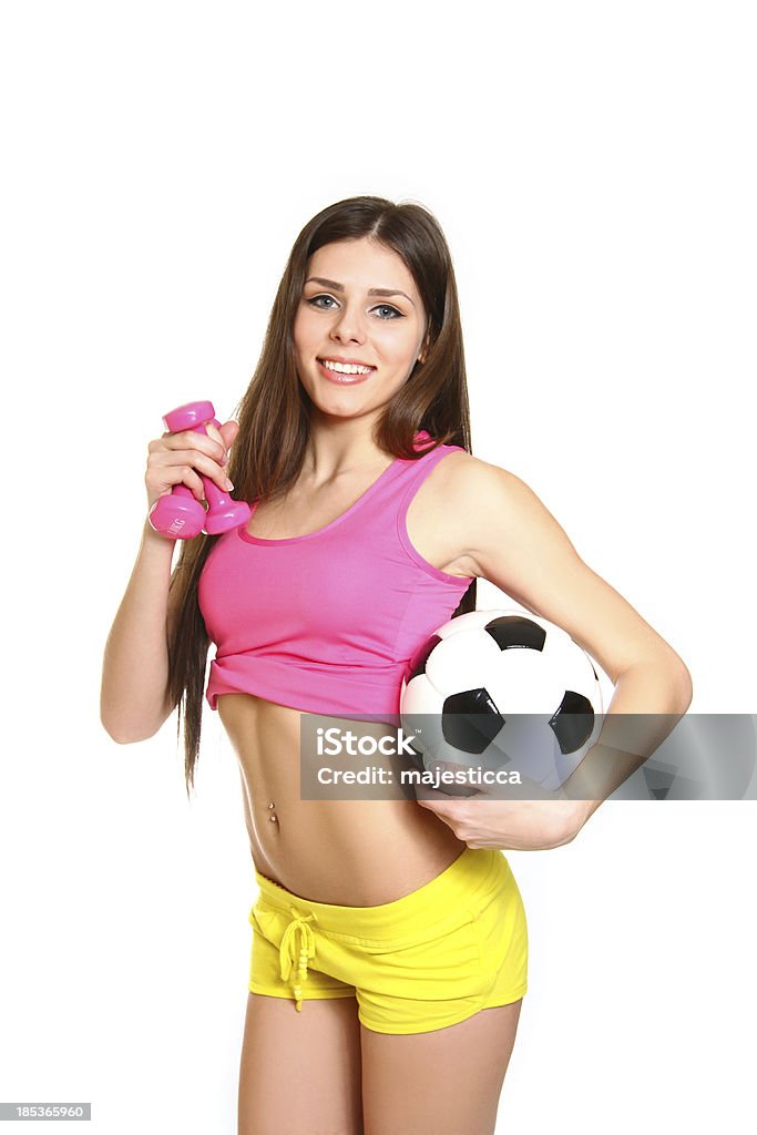 Linda garota de fitness com halteres, bola de futebol em branco - Foto de stock de Abdome royalty-free