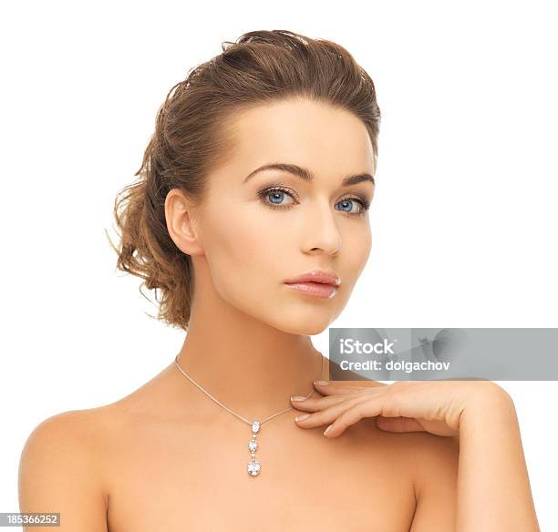 Frau Mit Glänzenden Diamondanhänger Stockfoto und mehr Bilder von Braut - Braut, Eleganz, Frauen