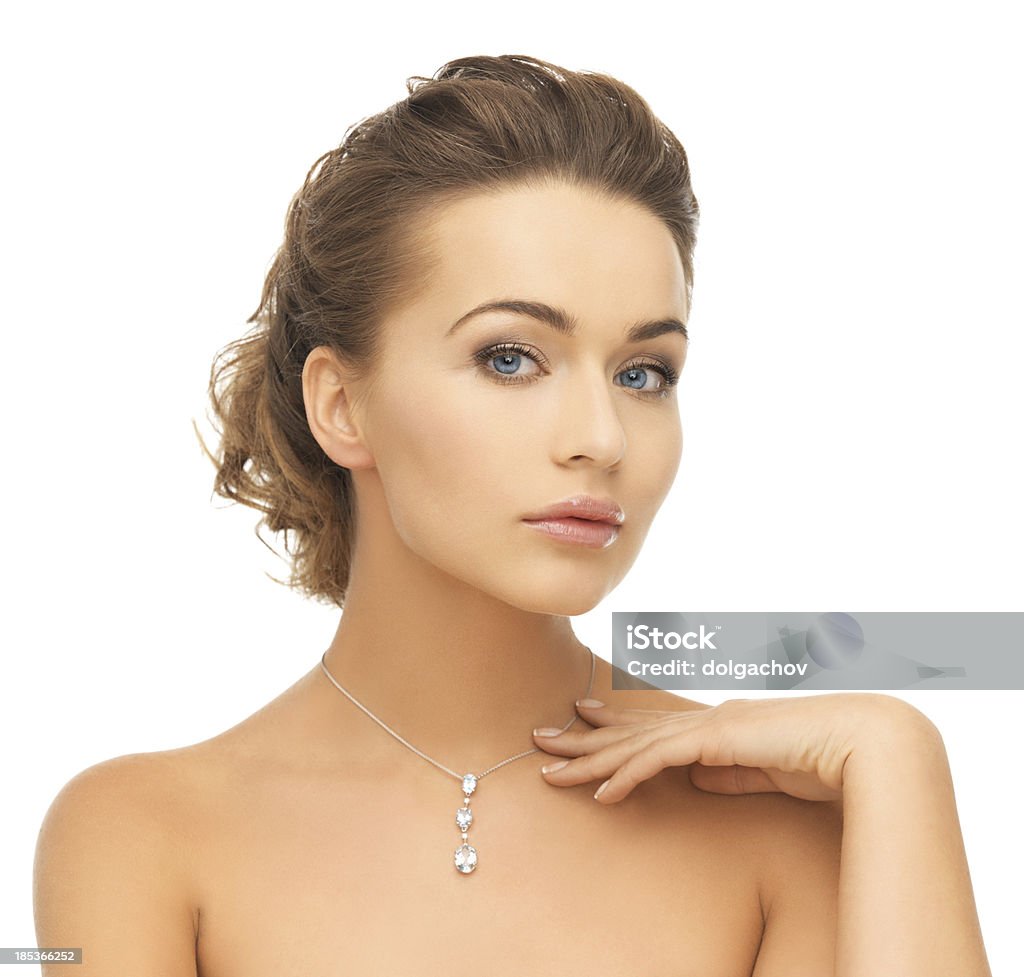 woman wearing brillante diamante colgante - Foto de stock de Novia - Boda libre de derechos