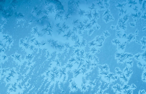 frostkristall auf fensterglas in der wintersaison - frosted glass glass textured crystal stock-fotos und bilder