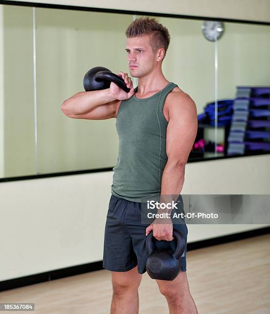 젊은 남자 운동 Kettlebells In 운동시설 강사에 대한 스톡 사진 및 기타 이미지 - 강사, 건강한 생활방식, 교차 훈련법