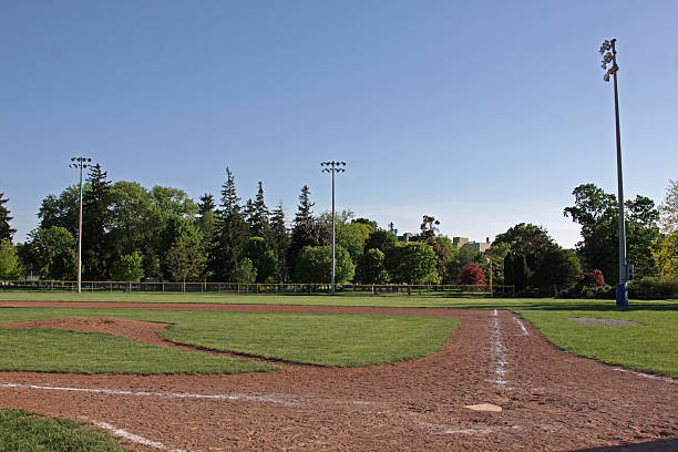 inoccupés terrain de baseball - baseball diamond baseball baseline base photos et images de collection