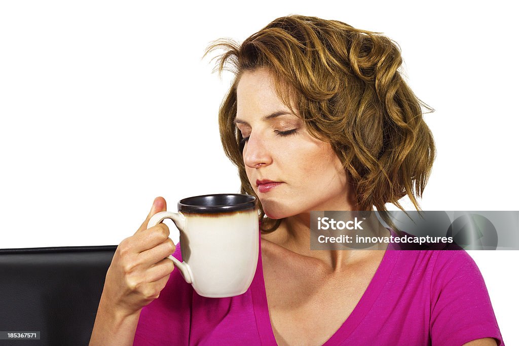 Primo piano di una donna bere una tazza di caffè - Foto stock royalty-free di Accogliente