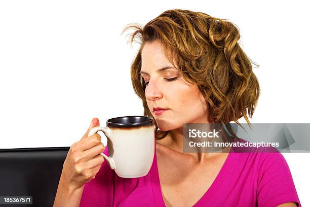 Foto de Closeup De Uma Mulher Bebendo Uma Xícara De Café e mais fotos de stock de Aconchegante - Aconchegante, Acordar, Adulto