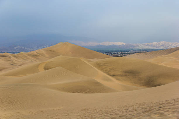 после обеда в пустыне ика - перу - car beach peru adventure стоковые фото и изображения