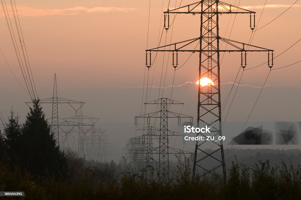 Power lines bei Sonnenuntergang - Lizenzfrei Abenddämmerung Stock-Foto