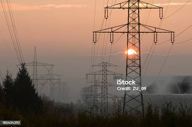 Power Lines Bei Sonnenuntergang Stockfoto und mehr Bilder von Abenddämmerung - Abenddämmerung, Achtung Hochspannung, Bildhintergrund