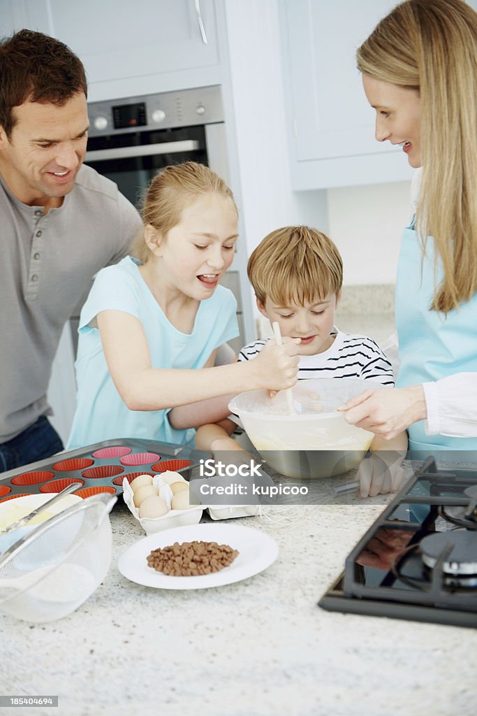 Famille de s'amuser dans la cuisine - Photo de Adolescence libre de droits