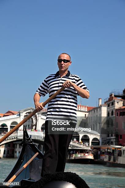 Gondoliere A Venezia - Fotografie stock e altre immagini di Cultura italiana - Cultura italiana, Gondoliere, Italia