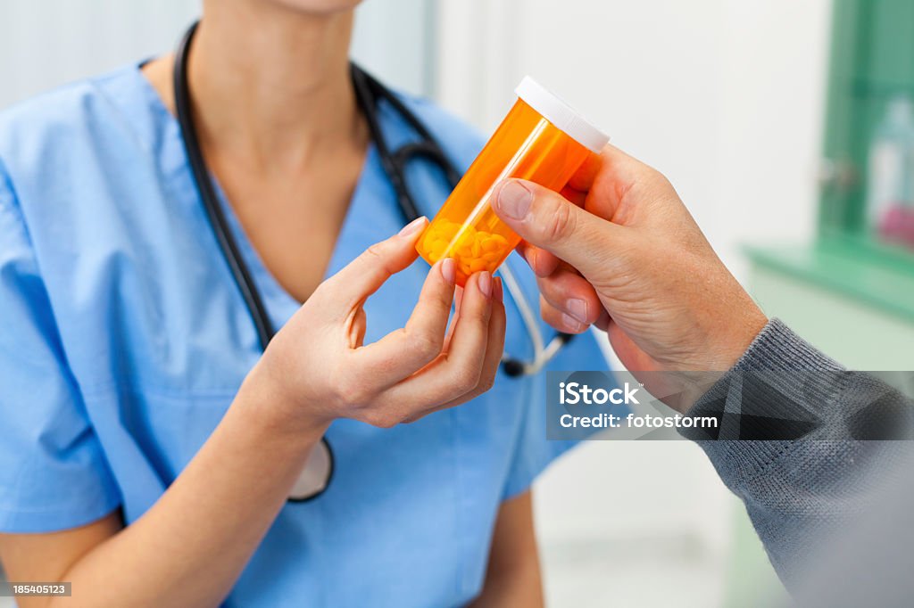 Enfermeira dando Pílulas para um paciente - Foto de stock de Segurar royalty-free
