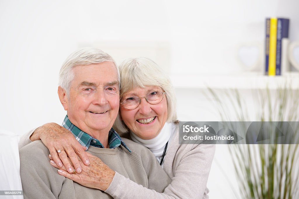 Affettuoso Coppia Senior rilassante a casa - Foto stock royalty-free di 60-69 anni