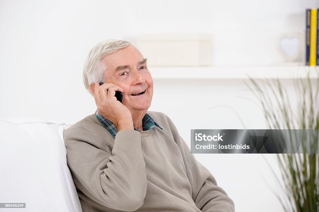 Anziani uomo godendo una conversazione telefonica - Foto stock royalty-free di Ascoltare