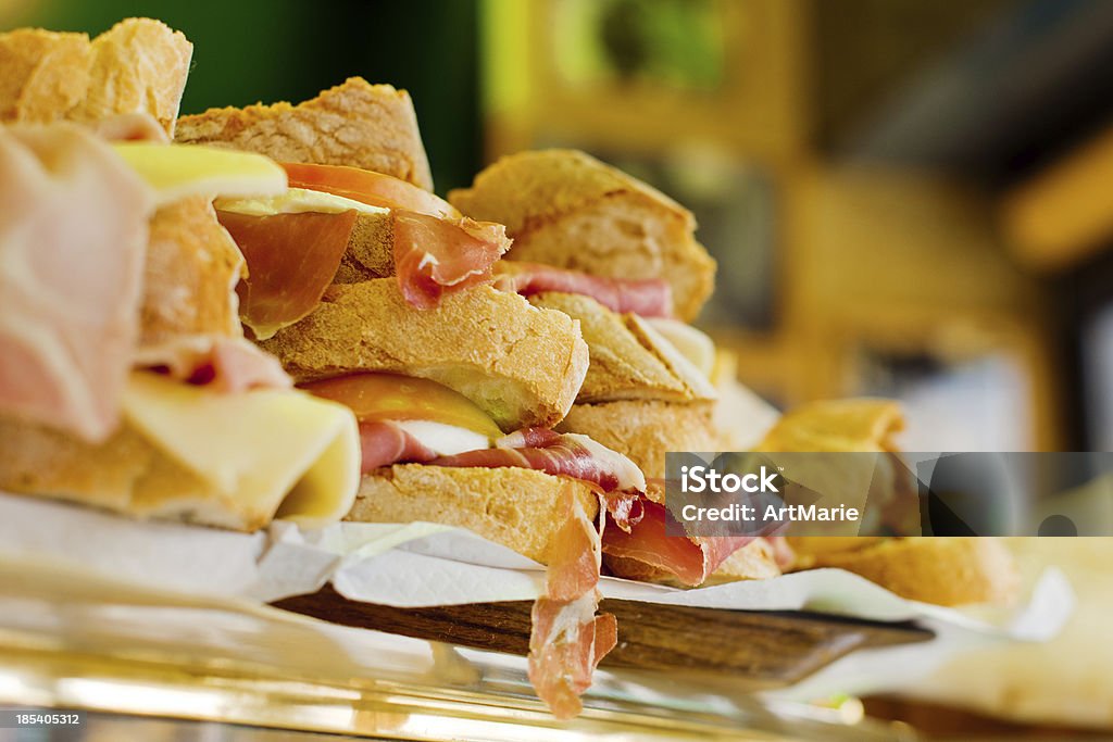 生ハム、モッツァレラチーズとトマトのサンドイッチ - バンズのロイヤリティフリーストックフォト