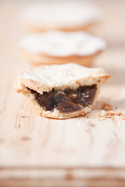крупным планом сладкий пирожок - mince pie crumb christmas food стоковые фото и изображения
