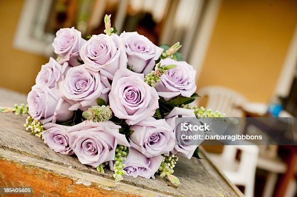 Photo libre de droit de Bouquet De Mariée Sur La Table banque d'images et plus d'images libres de droit de Amour - Amour, Beauté de la nature, Bouquet de fleurs