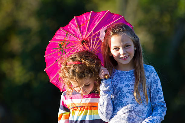 istock Best friends with umbrella 185405763