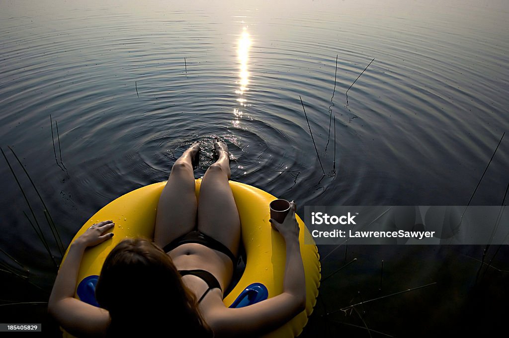 Schwimmende bei Sonnenaufgang - Lizenzfrei Faulheit Stock-Foto