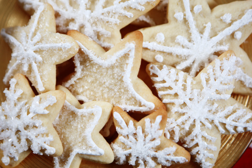 Close-up photo of gingerbread christmas cookies on baking tray in kitchen