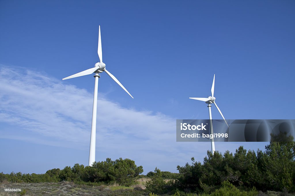Mulini a vento che generano energia - Foto stock royalty-free di Ambiente