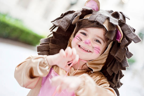 bebé niña león - costume halloween lion baby fotografías e imágenes de stock