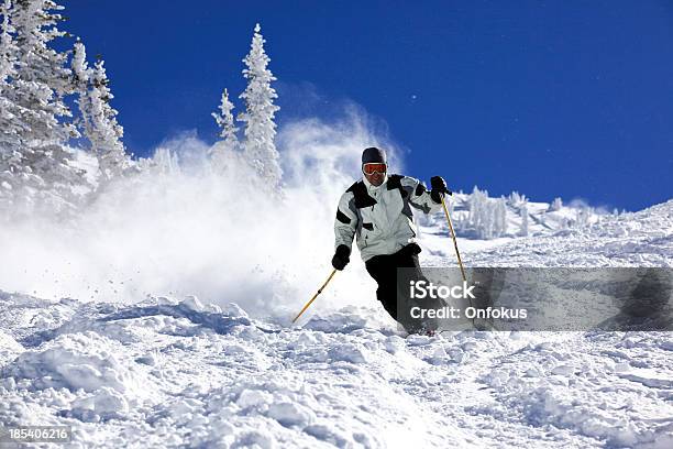 Mann Skifahrer In Aktion Im Pulverschnee Und Klarer Himmel Stockfoto und mehr Bilder von Utah