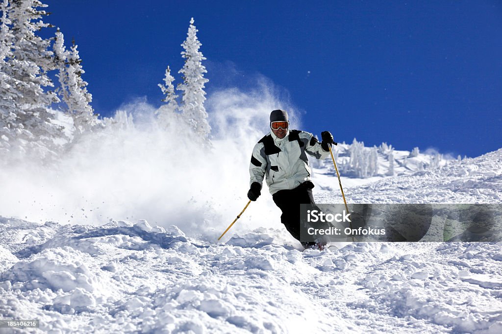 Homem esquiador em ação em pó Neve com Céu claro - Royalty-free Utah Foto de stock