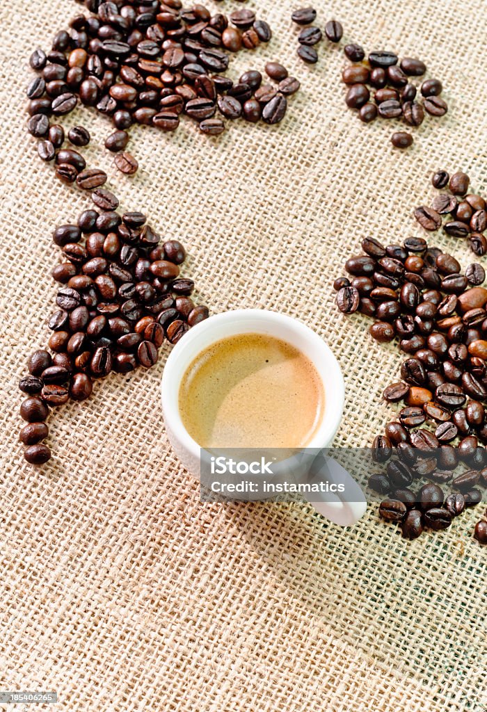 Caffè mappa del mondo e tazza di caffè - Foto stock royalty-free di Chicco di caffè tostato