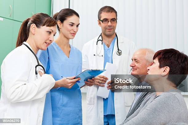 Equipo Médico Hablar Con Los Pacientes En La Sala De Espera Foto de stock y más banco de imágenes de Doctor