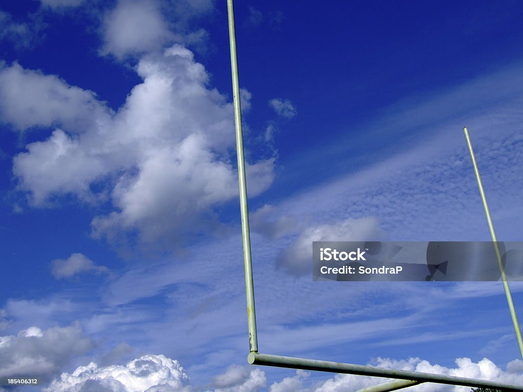 Poste de portería en el cielo - Foto de stock de Aspiraciones libre de derechos