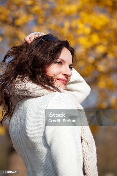 Schöne Mädchen In Den Park Stockfoto und mehr Bilder von Attraktive Frau - Attraktive Frau, Baum, Blatt - Pflanzenbestandteile