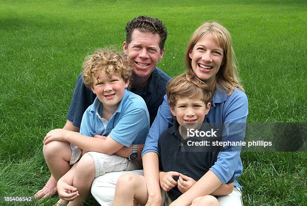 Famiglia Di Quattro Seduti Allaperto Su Una Bella Giornata Destate - Fotografie stock e altre immagini di Adulto