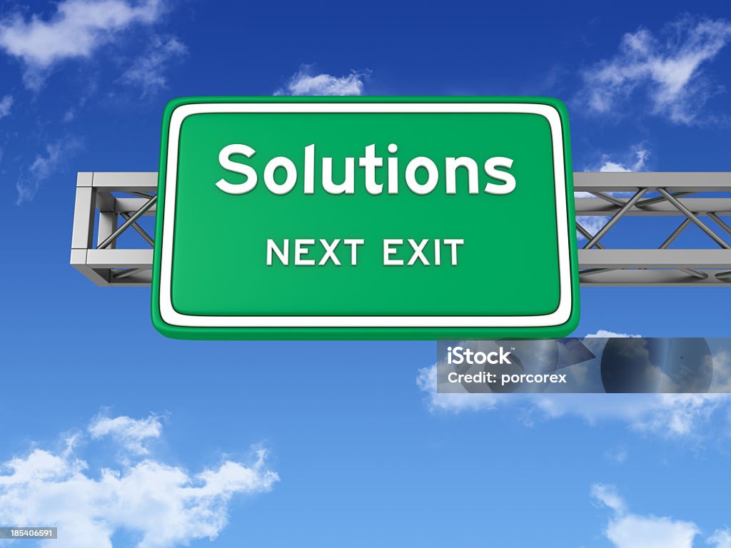 Señal con soluciones y cielo - Foto de stock de Autopista libre de derechos