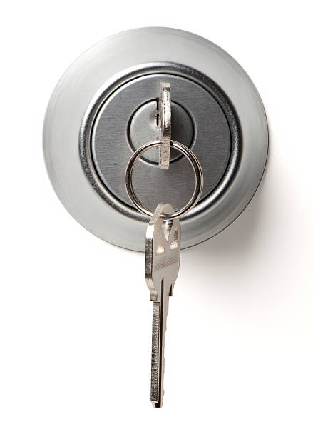 deadbolt lucchetto con chiavi isolati su sfondo bianco - chiudere a chiave foto e immagini stock