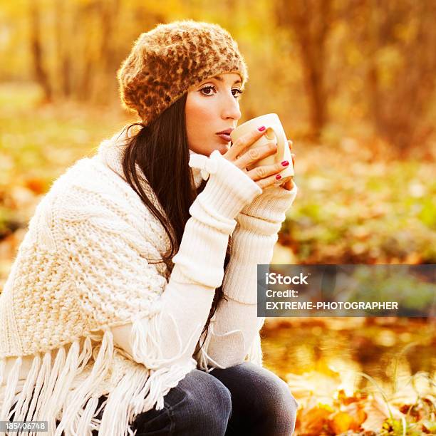 Горячий Напиток В Холодную Погоду — стоковые фотографии и другие картинки Осень - Осень, Чай - горячий напиток, Взрослый