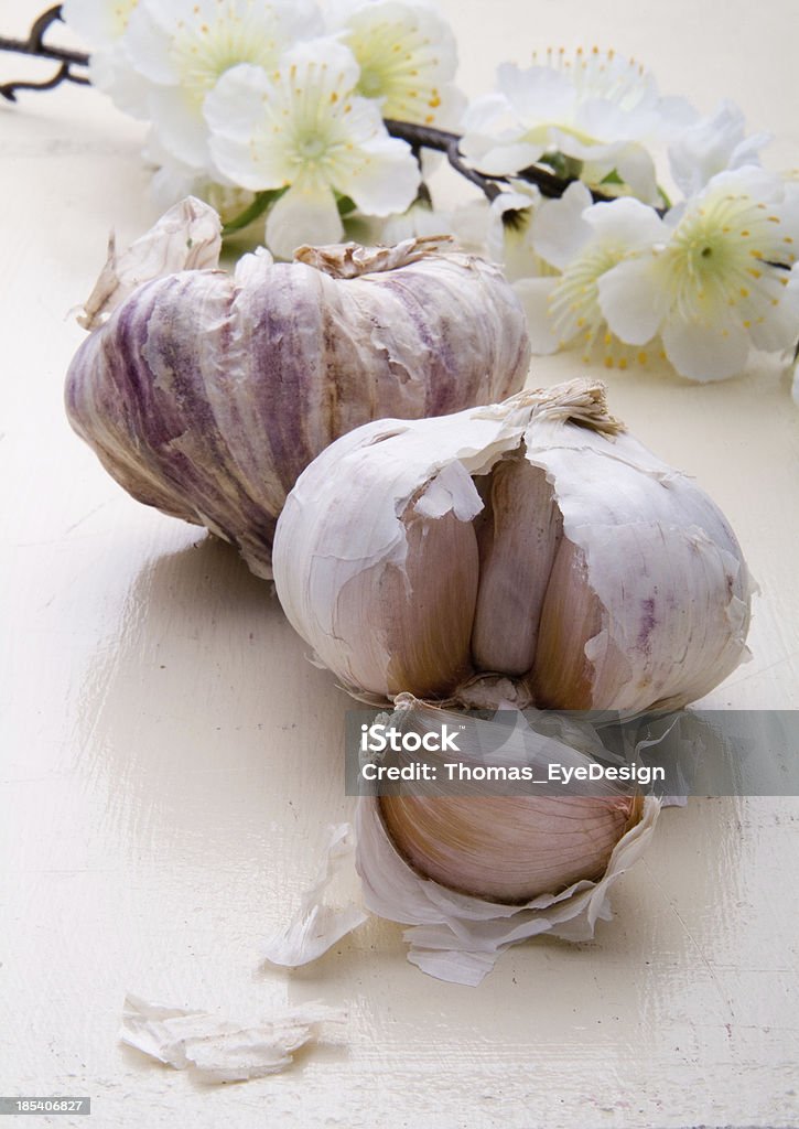 Dientes de ajo y flores - Foto de stock de Ajo libre de derechos