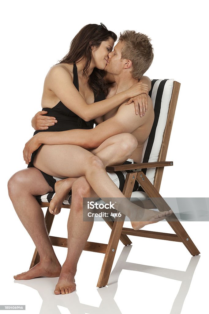 Couple en vacances à embrasser mutuellement - Photo de Hommes libre de droits